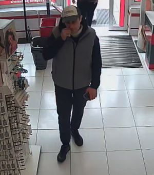 Rysopis sprawcy: mężczyzna, smukła budowa ciała, krótko obcięty, bez brody, ubrany był w czarną bluzkę, szary bezrękawnik, białą czapkę z daszkiem, długie spodnie, czarne buty.