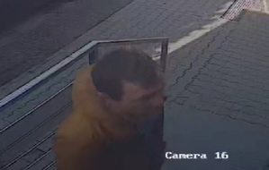 Sprawca kradzieży: mężczyzna, smukła budowa ciała, krótko obcięty, bez brody, ubrany, w kurtkę z kapturem żółto - pomarańczową, białą koszulkę, szare długie spodnie oraz czarne buty.