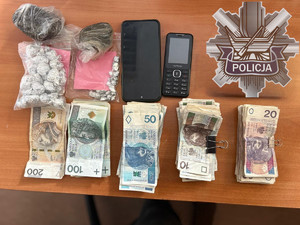 Narkotyki, pieniądze i telefony zabezpieczone przez policjantów.