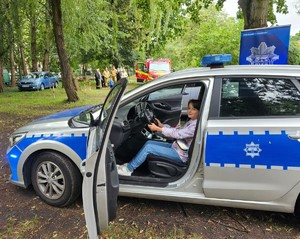 Dziewczynka siedząca w radiowozie.