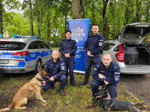 Wspólne zdjęcie dzielnicowych z VII Komisariatu Policji w Łodzi i przewodników psów służbowych z Wydziału Patrolowo - Wywiadowczego łódzkiej komendy.