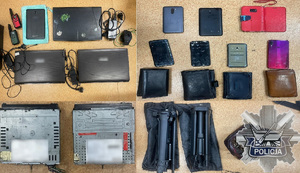 Zabezpieczone przez policjantów elektronika i narzędzia.