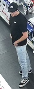 mężczyzna w wieku około 30 lat, około 180 centymetrów wzrostu, ciemne włosy, bez zarostu. Pierwszego dnia ubrany był w czarną koszulkę z krótkim rękawem, czarną czapkę z daszkiem i okulary czarne buty sportowe, jasne długie spodnie dżinsowe. Drugiego dnia mężczyzna ubrany był w białe buty sportowe, czarne długie spodnie, czarną koszulkę i beżową marynarkę. Skradziony towar chowa w czarną materiałową torbę z białymi napisami.
