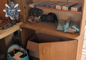 Zabezpieczone papierosy bez polskich znaków akcyzy podczas przeszukania.