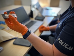 Policjantka trzyma w ręce narkotester.