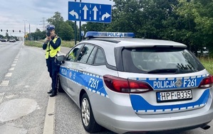 Funkcjonariusze z Wydziału Ruchu Drogowego łódzkiej komendy mierzą prędkość kierujących pojazdami.