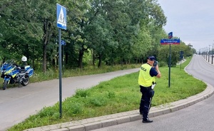Funkcjonariusze z Wydziału Ruchu Drogowego łódzkiej komendy mierzą prędkość kierujących pojazdami.