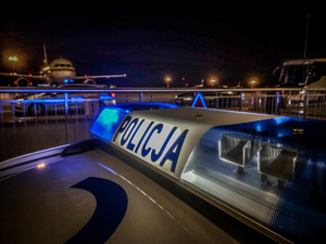 Napis policja na tle samolotu.