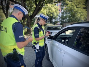 Policjanci kontrolują pojazd.