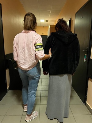 Zatrzymana prowadzona przez policjantkę.