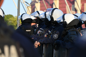 Funkcjonariusze z Oddziału Prewencji Policji w Łodzi podczas zabezpieczenia.