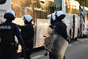 Funkcjonariusze z Oddziału Prewencji Policji w Łodzi kontrolują autokary.