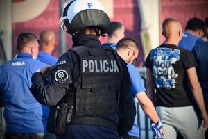 Funkcjonariusze z Oddziału Prewencji Policji w Łodzi podczas zabezpieczenia przejścia kibiców.