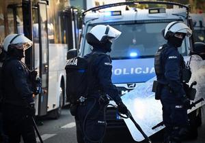 Funkcjonariusze z Oddziału Prewencji Policji w Łodzi podczas zabezpieczenia.