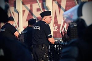 Zastępca Komendanta Miejskiego Policji w Łodzi wśród funkcjonariuszy z Oddziału Prewencji Policji w Łodzi.