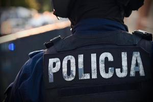 Napis policja na kamizelce.