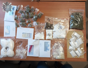 Narkotyki zabezpieczone przez łódzkich policjantów podczas przeszukania mieszkania podejrzanego.