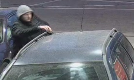 Rysopis sprawcy: mężczyzna w wieku około 35 lat, wzrost około 180 cm, ubrany był w ciemną zimową kurtkę z wystającym szarym kapturem, jasne spodnie