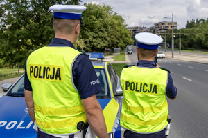 Policjanci z łódzkiej &quot;drogówki&quot; kontrolują prędkość kierujących.