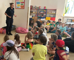 Policjantka podczas spotkania z dziećmi.