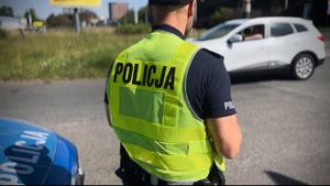 Policjant przystępuje do kontroli pojazdu.