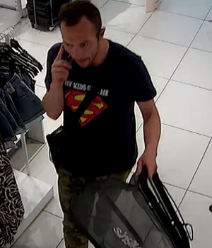 mężczyzna w wieku od 30 do 40 lat, szczupłej budowy ciała. Ubrany był w ciemne buty, spodnie moro, ciemna koszulkę z nadrukiem