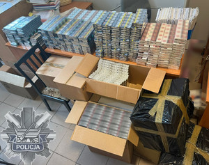 Zabezpieczone przez policjantów papierosy bez polskich znaków akcyzy.