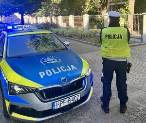 Policjant przed szkołą.