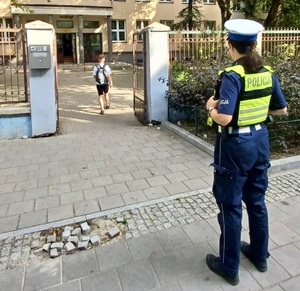 Policjantka przed szkołą