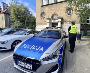 Policjantka przed szkołą.