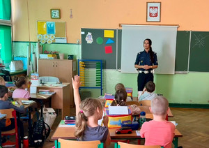 Policjantka w klasie w trakcie zajęć z dziećmi.