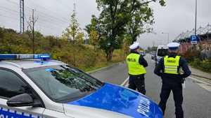 Policjanci Wydziału Ruchu Drogowego Komendy Miejskiej Policji w Łodzi w trakcie zabezpieczenia.