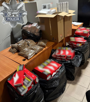 Zabezpieczone przez policjantów papierosy i tytoń bez polskich znaków akcyzy.