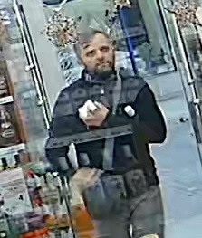 Rysopis sprawcy: mężczyzna, normalnej budowy ciała, ciemne włosy średniej długości, przystrzyżona broda, w dniu zdarzenia ubrany był w czarną bluzę (na szyi biały napis), szare spodnie jeansowe, czarne buty z białą podeszwą, na ramieniu ciemna torba