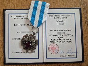 Legitymacja i odznaczenie Honorowego Dawcy Krwi.