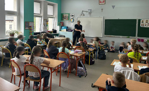 Policjantka prowadzi prelekcje z dziećmi.