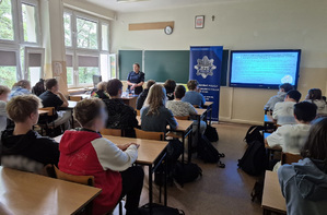 Policjantka w trakcie spotkania z młodzieżą w klasie.