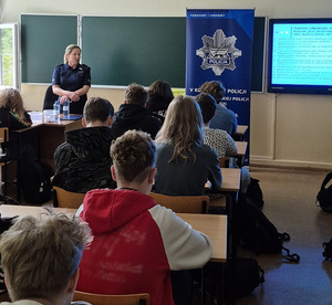 Policjantka w trakcie spotkania z młodzieżą w klasie.