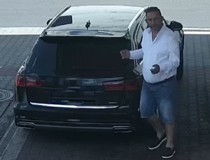 Sprawca z wyglądu w wieku około 50 lat, wzrost około 185 centymetrów, krótkie ciemne włosy, lekki zarost, o śniadej karnacji. Mężczyzna ubrany był w białą koszulę z długim rękawem, pod koszulą podkoszulek bez rękawów, na szyi miał naszyjnik, na palcach lewej dłoni pierścień. Na nogach miał założone jeansowe krótkie spodenki, ciemny pasek, ciemne wsuwane buty z jasną podeszwą.