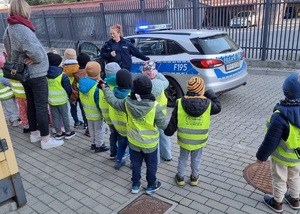 Policjantki podczas spotkania z przedszkolakami.