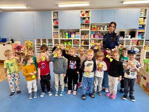 Wspólne zdjęcie przedszkolaków z policjantką.