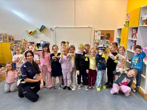 Wspólne zdjęcie przedszkolaków z policjantką.