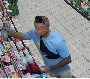 Rysopis sprawcy pierwszego:
mężczyzna, wiek około 40 lat, wzrost około 180 centymetrów, ubrany w krótkie szare spodenki, niebieską bluzkę z krótkim rękawem, białe buty sportowe, na głowie miał założone okulary przeciwsłoneczne, przez ramię miał przewieszoną czarną saszetkę z białym napisem.