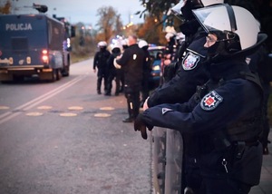 Funkcjonariusze z Oddziału Prewencji Policji w Łodzi podczas zabezpieczenia.