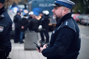 Policjant z Wydziału Ruchu Drogowego czuwa nad bezpieczeństwem ruchu kołowego.