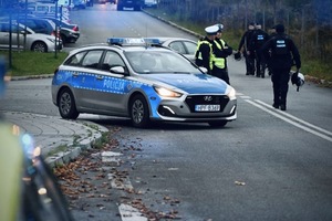 Funkcjonariusze z łódzkiej &quot;drogówki&quot; podczas zabezpieczenia.