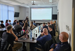 Policjanci i pracownicy mbank w trakcie prezentacji.