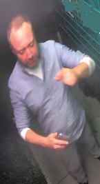 Mężczyzna w wieku około 30-40 lat, średniej budowy ciała, wzrost około 175 centymetrów, w chwili zdarzenia ubrany był w niebieską koszulę, szare długie spodnie, ciemne buty sportowe.