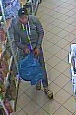 Rysopis:

Mężczyzna 1: w wieku około 30 lat, szczupłej budowy ciała, wzrost około 180 cm, w chwili zdarzenia ubrany był w czarną bluzę z białym napisem, granatowe długie spodnie, ciemne buty sportowe

Mężczyzna 2: w wieku około 35 lat, szczupłej budowy ciała, wzrost około 180 cm, w chwili zdarzenia ubrany był w szarą bluzę z kapturem, granatowe spodnie, czarną czapkę oraz ciemne klapki