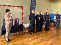 Pani dyrektor Szkoły Podstawowej Numer 19 w Łodzi wita uczestników.